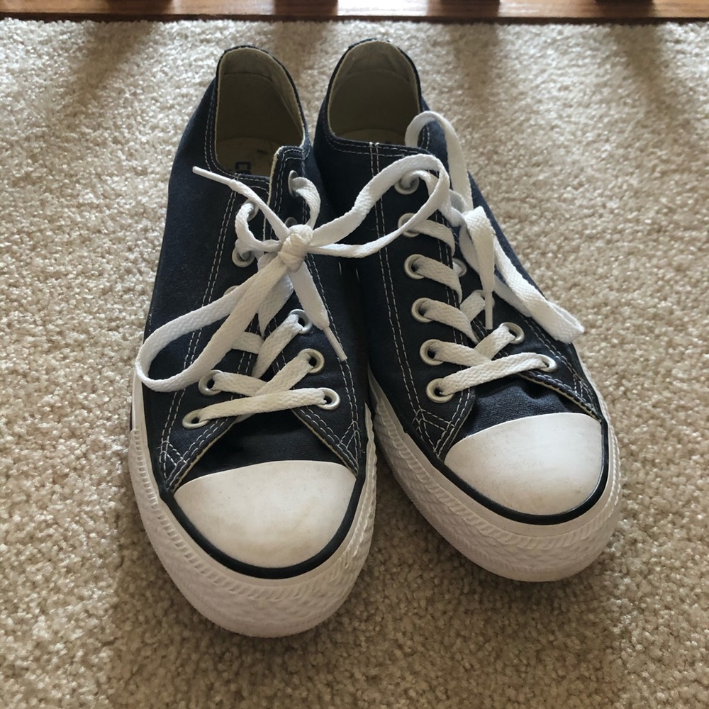 navy blue converse shoe